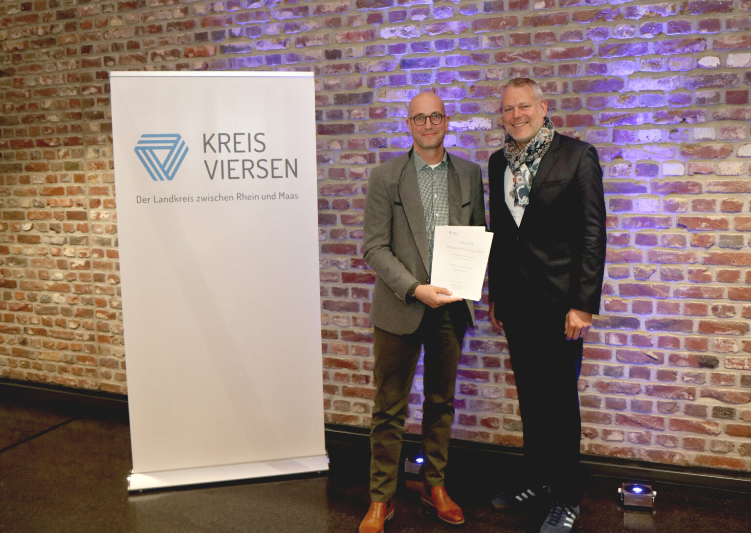 Feierliche Übergabe des ersten Klimapreises des Kreises Viersen Links Martin Alders, rechts Dr. Andreas Coenen Landrat des Kreises Viersen